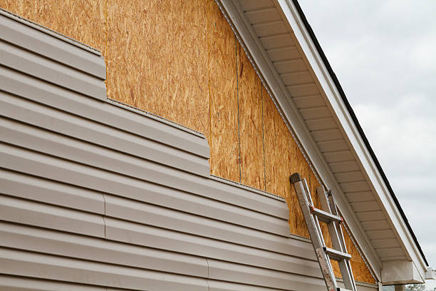 Professional Emergency Siding Repair technician working in Bradenton, FL